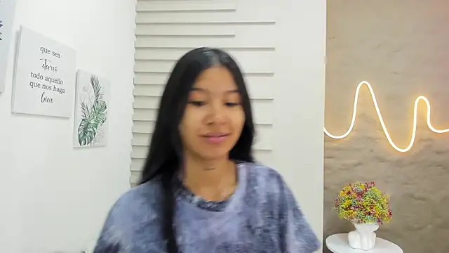 Snapshot of Aida_moreno chatting on March 13, 2025, 10:57 am Aida moreno online show from March 13, 2025, 10:57 am