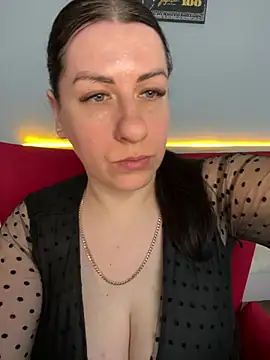 Snapshot of Evelinia chatting on March 18, 2025, 2:06 pm Evelinia online show from March 18, 2025, 2:06 pm