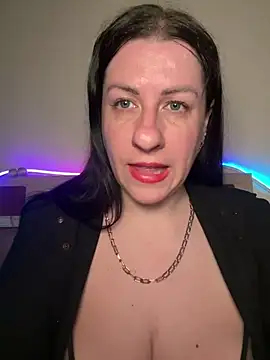 Snapshot of Evelinia chatting on May 4, 2026, 3:48 pm Evelinia online show from May 4, 2026, 3:48 pm