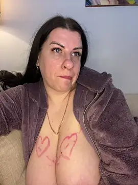 Snapshot of Evelinia chatting on February 17, 2025, 1:33 pm Evelinia online show from February 17, 2025, 1:33 pm