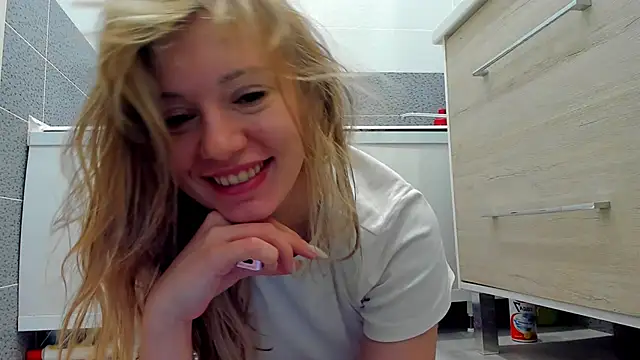 foxy blond online show from April 22, 2026, 12:17 am