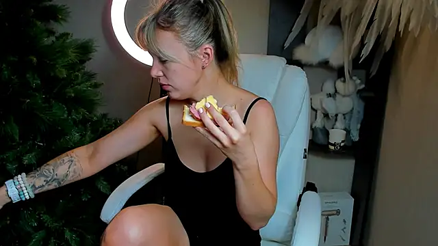 foxy blond online show from December 2, 2025, 12:22 am