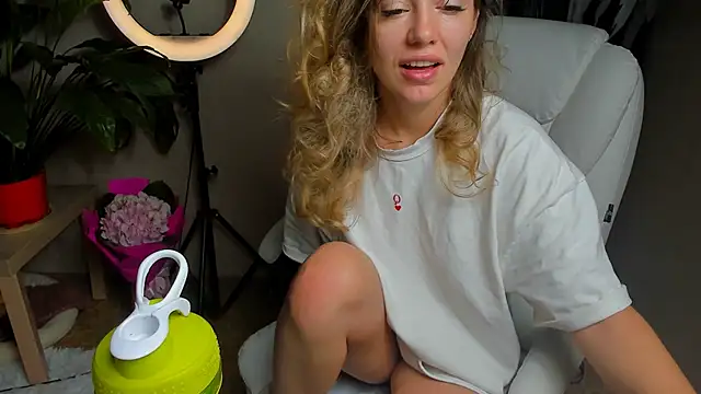 foxy blond online show from October 6, 2025, 12:23 am