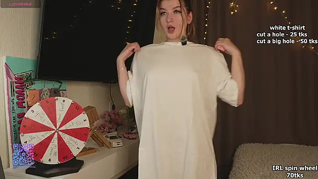 Snapshot of sarahUwU chatting on October 13, 2025, 3:41 am sarahUwU online show from October 13, 2025, 3:41 am