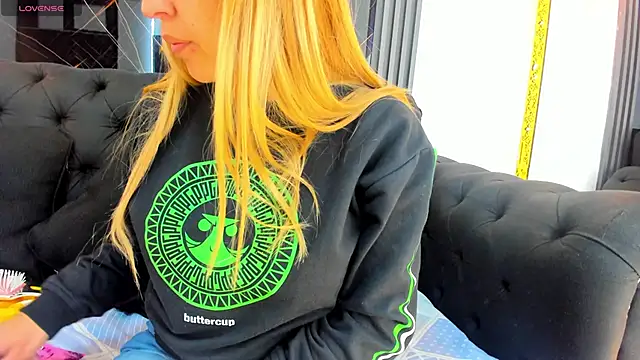 EvaaLovia1 online show from October 2, 2025, 1:36 pm