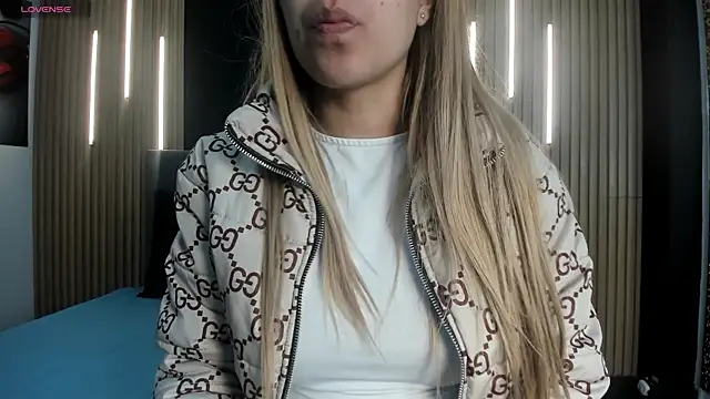 EvaaLovia1 online show from April 7, 2026, 1:24 pm