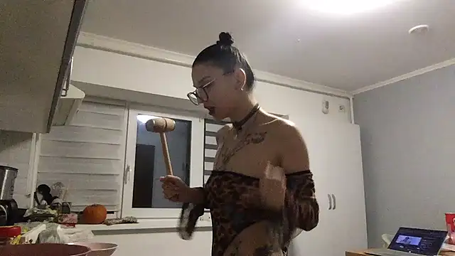 MoonAgnes online show from November 17, 2025, 4:33 pm