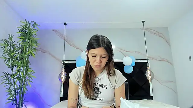 Snapshot of AngelaaCute_ chatting on October 3, 2025, 12:17 pm AngelaaCute online show from October 3, 2025, 12:17 pm