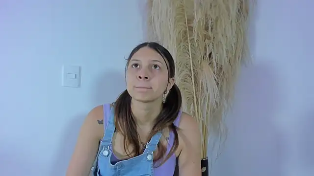 Snapshot of AngelaaCute_ chatting on March 5, 2025, 12:11 pm AngelaaCute online show from March 5, 2025, 12:11 pm