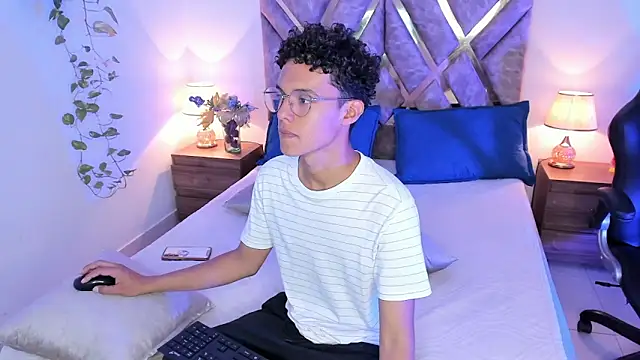 Snapshot of nickolas_moon chatting on October 15, 2025, 7:55 pm nickolas moon online show from October 15, 2025, 7:55 pm