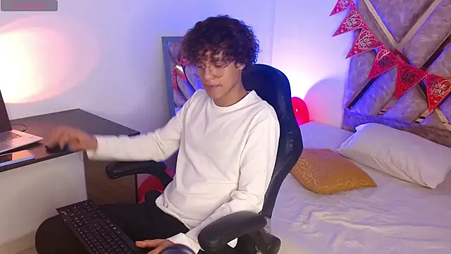 Snapshot of nickolas_moon chatting on February 17, 2025, 2:49 pm nickolas moon online show from February 17, 2025, 2:49 pm