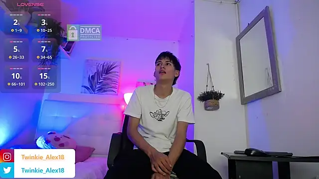 Twinkie-Alex18 online show from December 2, 2024, 9:12 pm