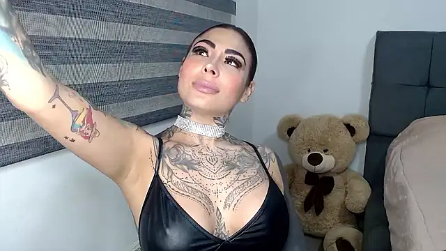 Snapshot of EmiliMontero chatting on January 11, 2026, 2:07 am EmiliMontero online show from January 11, 2026, 2:07 am