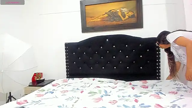 Vahiolet smith online show from December 5, 2025, 3:27 am