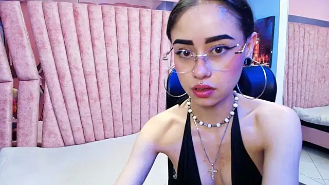 Snapshot of AnnySweett_ chatting on November 18, 2025, 4:32 pm AnnySweett online show from November 18, 2025, 4:32 pm