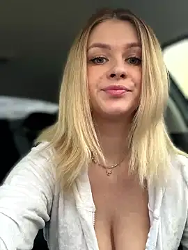 Snapshot of Love_Bri chatting on January 19, 2026, 11:25 am Love Bri online show from January 19, 2026, 11:25 am