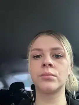 Snapshot of Love_Bri chatting on December 17, 2025, 10:20 am Love Bri online show from December 17, 2025, 10:20 am