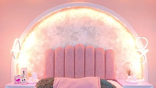 Snapshot of BellahColucci chatting on October 29, 2025, 8:30 pm BellahColucci online show from October 29, 2025, 8:30 pm