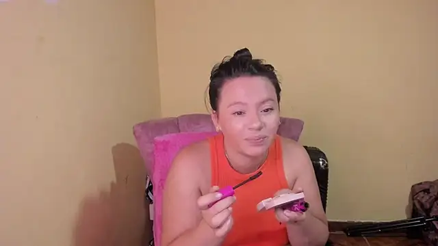 Snapshot of lauraguzman chatting on June 16, 2026, 3:39 am lauraguzman online show from June 16, 2026, 3:39 am