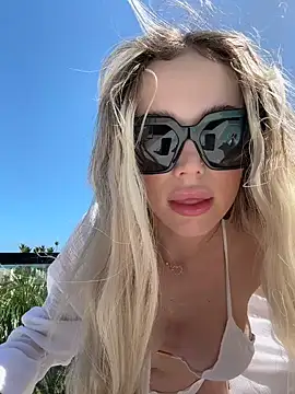 Snapshot of KylieJoyce chatting on February 14, 2025, 3:58 pm KylieJoyce online show from February 14, 2025, 3:58 pm