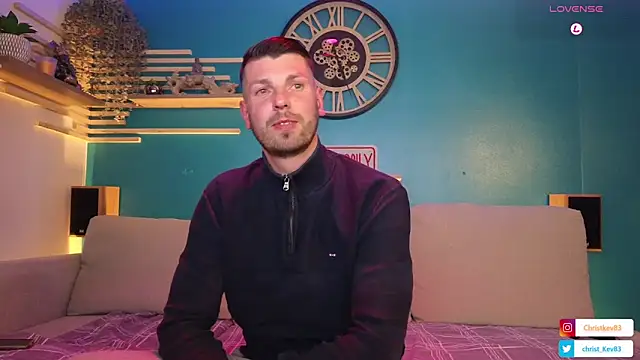 braqueuemar83 online show from March 7, 2025, 8:33 pm