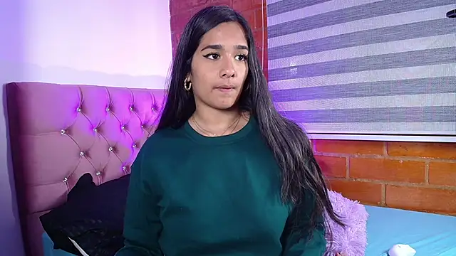 Snapshot of Maeena chatting on December 10, 2024, 9:00 pm Maeena online show from December 10, 2024, 9:00 pm