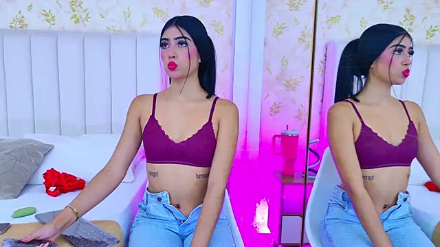 Mia-Monroe online show from November 4, 2025, 7:28 pm