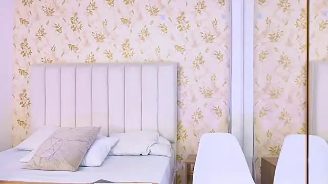 Mia-Monroe online show from September 26, 2025, 6:04 pm