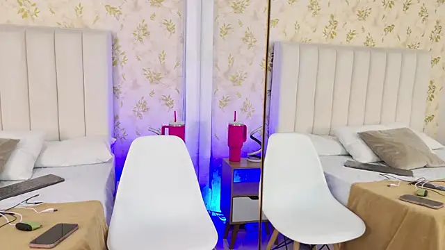 Mia-Monroe online show from September 30, 2025, 7:53 pm