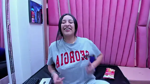 Snapshot of Sarah_Hornny chatting on December 21, 2025, 4:03 am Sarah Hornny online show from December 21, 2025, 4:03 am