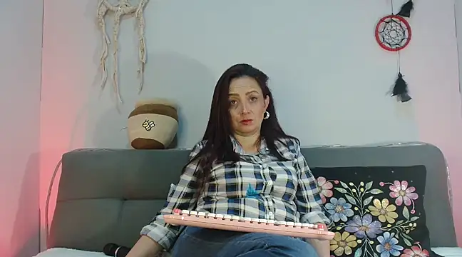 Snapshot of catalinamommyx chatting on February 24, 2025, 12:41 am catalinamommyx online show from February 24, 2025, 12:41 am