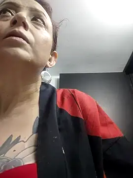 Snapshot of catalinamommyx chatting on October 8, 2025, 2:02 am catalinamommyx online show from October 8, 2025, 2:02 am