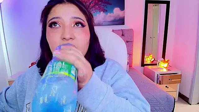 Emma monserrat online show from September 17, 2025, 7:38 pm