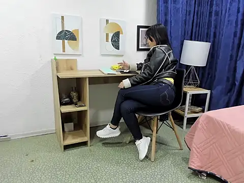 Snapshot of Emma_Jnes chatting on December 6, 2024, 8:56 pm Emma Jnes online show from December 6, 2024, 8:56 pm