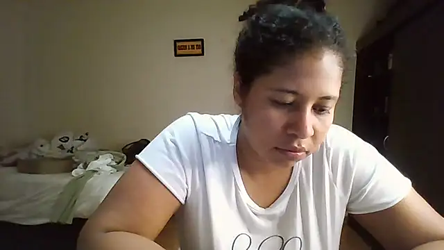 Snapshot of Ivon-09 chatting on July 14, 2026, 12:33 pm Ivon-09 online show from July 14, 2026, 12:33 pm