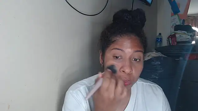 Snapshot of Ivon-09 chatting on March 18, 2025, 2:06 pm Ivon-09 online show from March 18, 2025, 2:06 pm
