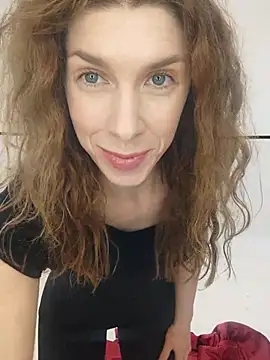 Snapshot of YourSuperModel chatting on November 16, 2025, 9:58 am YourSuperModel online show from November 16, 2025, 9:58 am