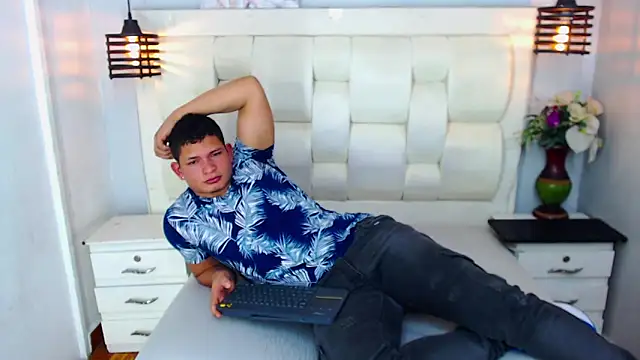 Loony Zion online show from November 1, 2025, 7:08 pm