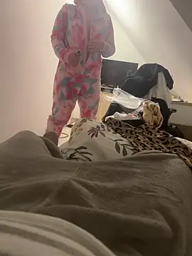  Hidden couple  online show from December 18, 2025, 10:13 pm