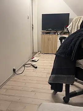  Hidden couple  online show from December 17, 2025, 4:12 pm