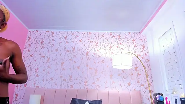 amber-hill online show from November 11, 2025, 7:19 pm