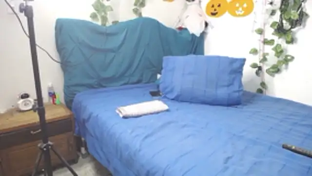 DominaLeona online show from October 31, 2025, 8:05 pm