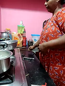 Snapshot of Renuma chatting on November 4, 2025, 12:36 am Renuma online show from November 4, 2025, 12:36 am