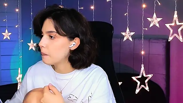 Stacy Gonzales  online show from September 30, 2025, 11:49 am