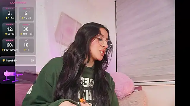 Snapshot of leila_petitee_ chatting on October 12, 2025, 11:22 am leila petitee online show from October 12, 2025, 11:22 am