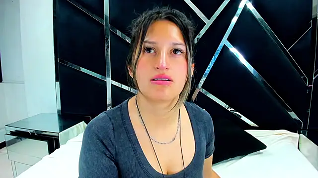 GiaRoussel online show from December 14, 2025, 6:02 pm