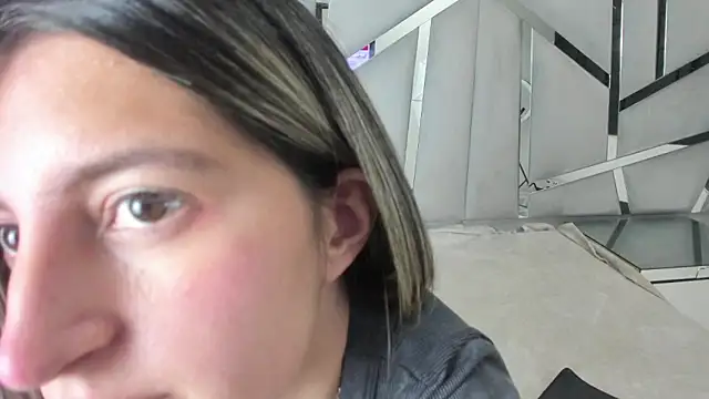 GiaRoussel online show from November 10, 2025, 3:06 pm