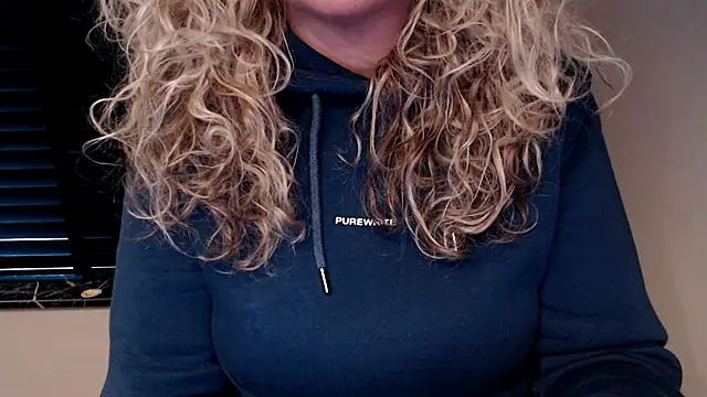 Snapshot of JenniLowen chatting on February 10, 2025, 1:55 pm JenniLowen online show from February 10, 2025, 1:55 pm