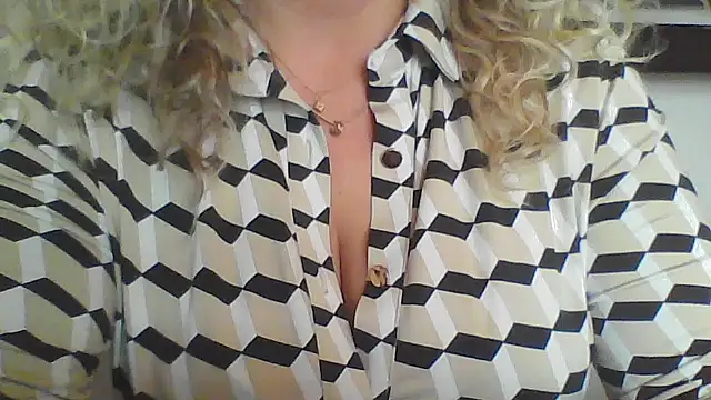 Snapshot of JenniLowen chatting on February 16, 2026, 2:16 pm JenniLowen online show from February 16, 2026, 2:16 pm