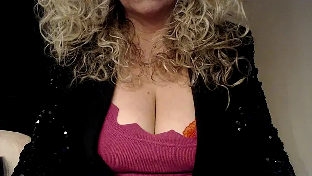 Snapshot of JenniLowen chatting on February 9, 2025, 6:47 pm JenniLowen online show from February 9, 2025, 6:47 pm